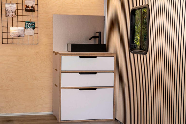 Modernes Badezimmer mit Waschbeckenunterschrank und schwarzem Aufsatzwaschbecken
