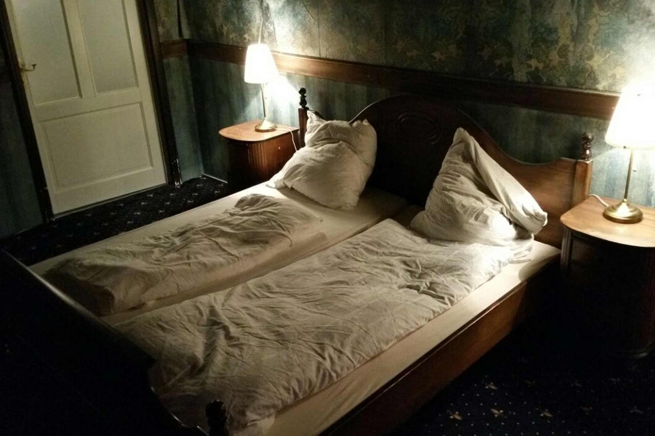 Doppelbett mit Nachttischen und Lampen in einem Schlafzimmer