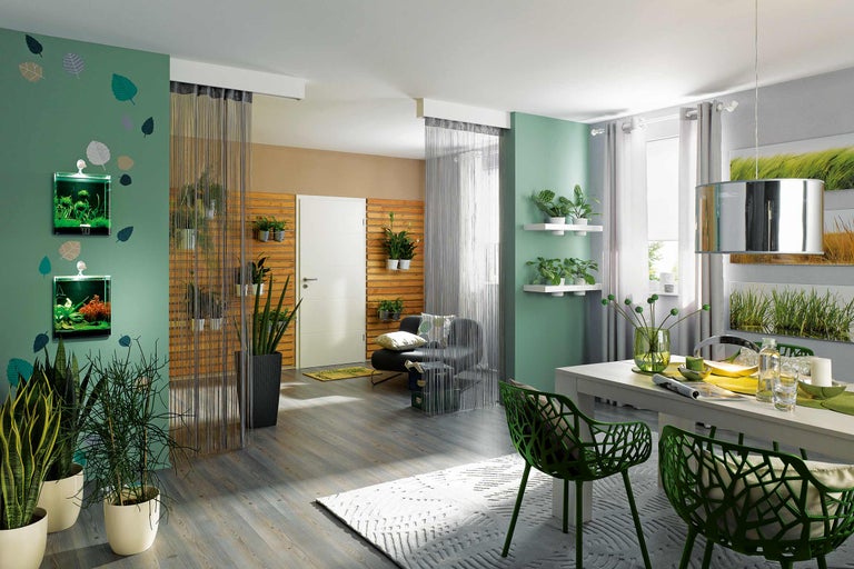 Wohnraum mit Esstisch, Stühlen, Pflanzen und Dekoration