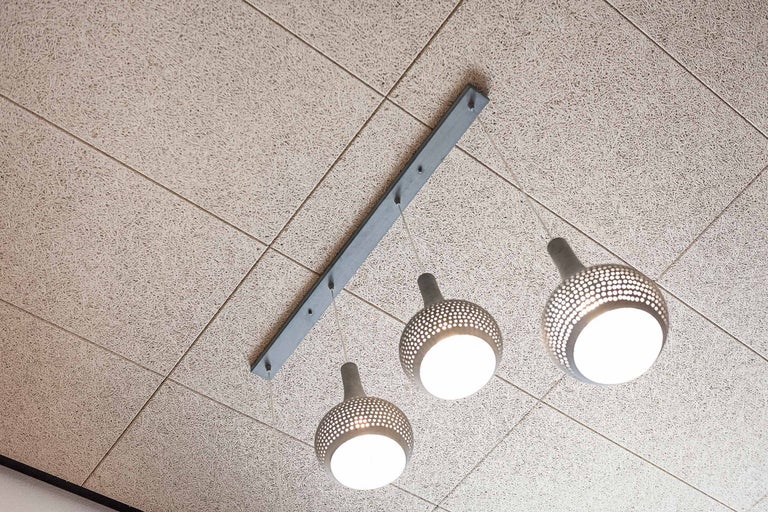Decke mit Holzfaserplatten und drei Hängelampen