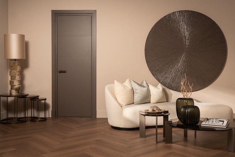 Wohnzimmer mit Innentür, Couch und Dekoration