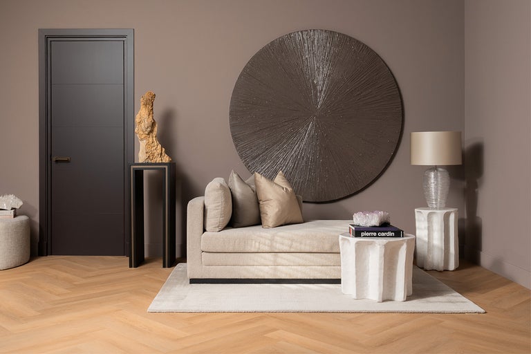 Modernes Wohnzimmer mit Sofa, Dekorationselementen, Lampe, Tisch und Tür