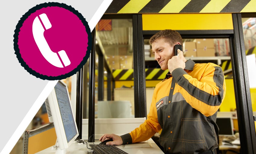Ein Mann telefoniert und arbeitet gleichzeitig am Computer. Im Vordergrund ist ein Telefonsymbol zu sehen.