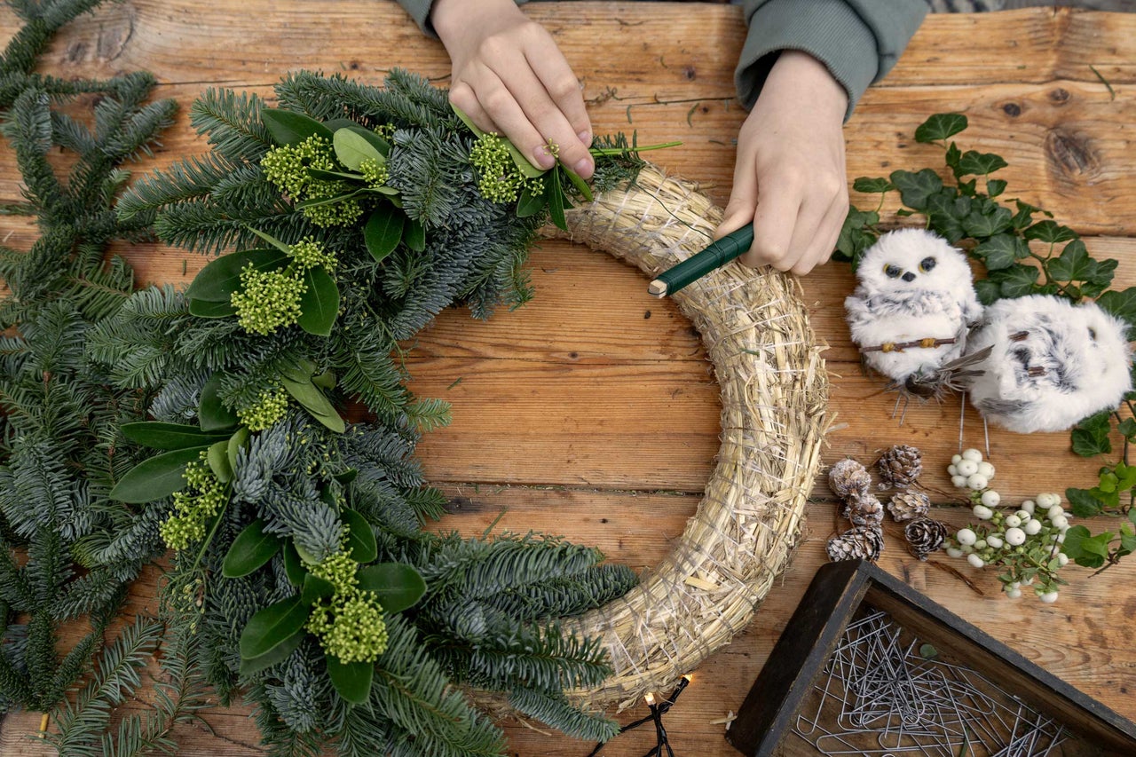 Bastelprojekt: Adventskranzbinden mit Tannenzweigen, Buchsbaum und Wickeldraht