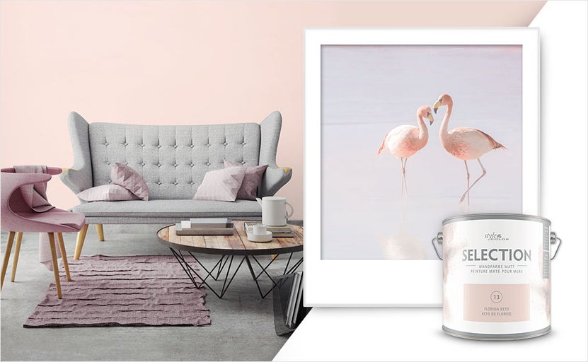 Wohnzimmer mit Sofa, Stuhl, Tisch und StyleColor Selection Wandfarbe