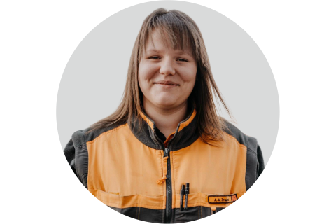 Porträt einer Frau in Arbeitsjacke