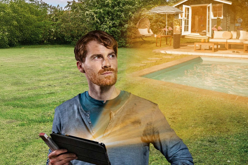 Ein Mann steht mit einem Tablet im Garten; im Hintergrund befinden sich ein Pool und ein Gartenhaus.