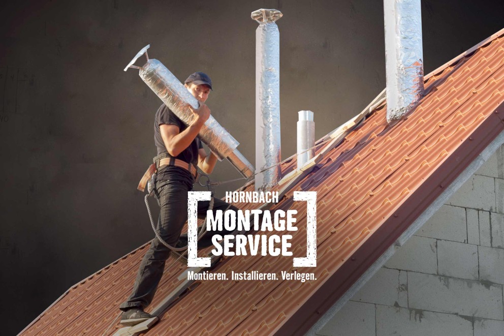 Ein Mann trägt ein isoliertes Rohr auf einem Dach; Hornbach Montageservice