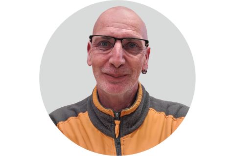 Porträt eines Mannes mit Brille und Fleecejacke