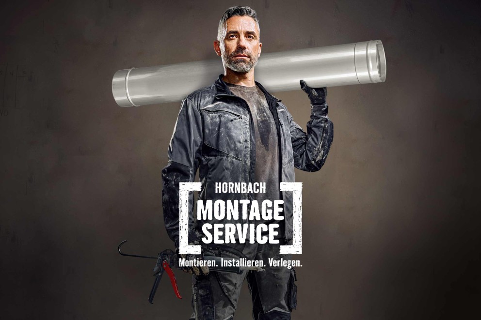 Handwerker mit Rohr auf der Schulter für den Hornbach Montageservice