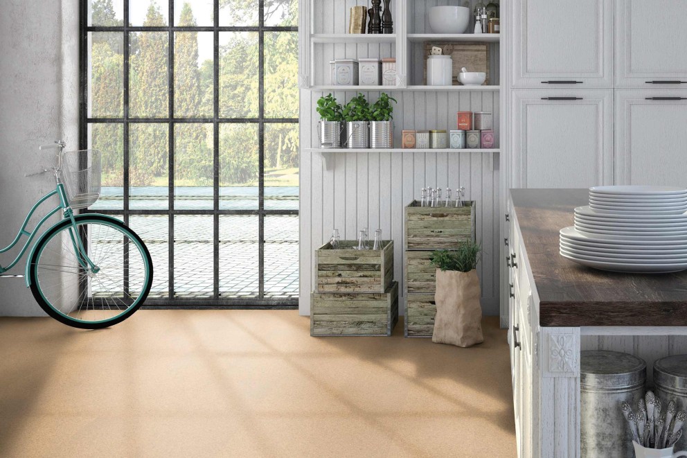 Helle Küche mit Fahrrad, Holzkisten, Geschirr und Blick durch das Fenster