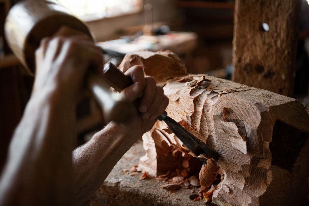 Die Arbeit mit Holz: Sebastians Leidenschaft. Die Arbeit mit Holz: Sebastians Leidenschaft.