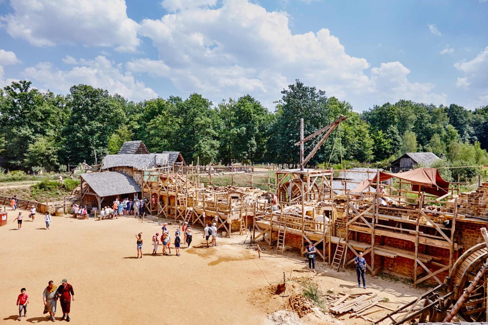 In rund zehn Jahren soll die Burg von Guédelon fertig sein. In rund zehn Jahren soll die Burg von Guédelon fertig sein.