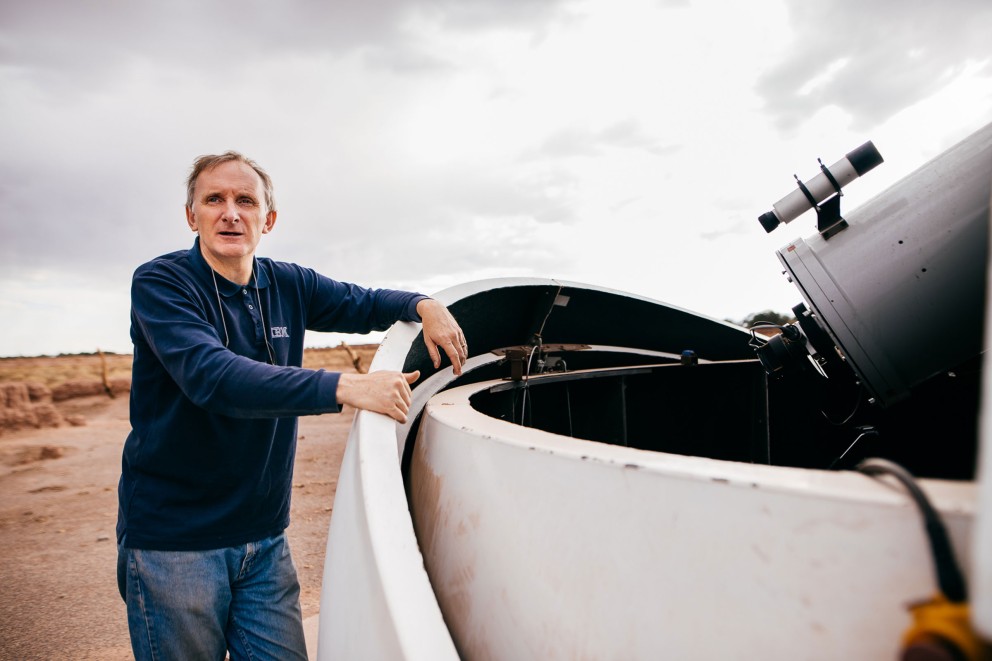 Alain Maury neben einer Wetterkuppel mit Roboter Teleskop, das er für Kunden beaufsichtigt Alain Maury neben einer Wetterkuppel mit Roboter Teleskop, das er für Kunden beaufsichtigt