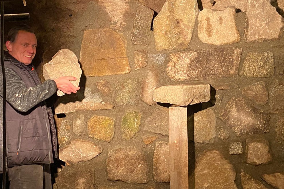 Der Burgherr und sein Material: André Jakubetz hält einen Granitstein hoch. Der Burgherr und sein Material: André Jakubetz hält einen Granitstein hoch.