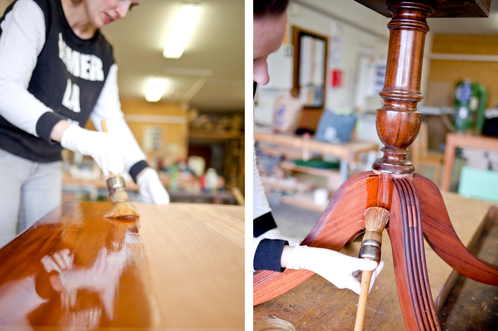 Autorin Esther Acason trägt mit einem Pinsel das Möbelhartöl gleichmäßig auf Tischplatten und Tischkanten auf. Autorin Esther Acason trägt mit einem Pinsel das Möbelhartöl gleichmäßig auf Tischplatten und Tischkanten auf.