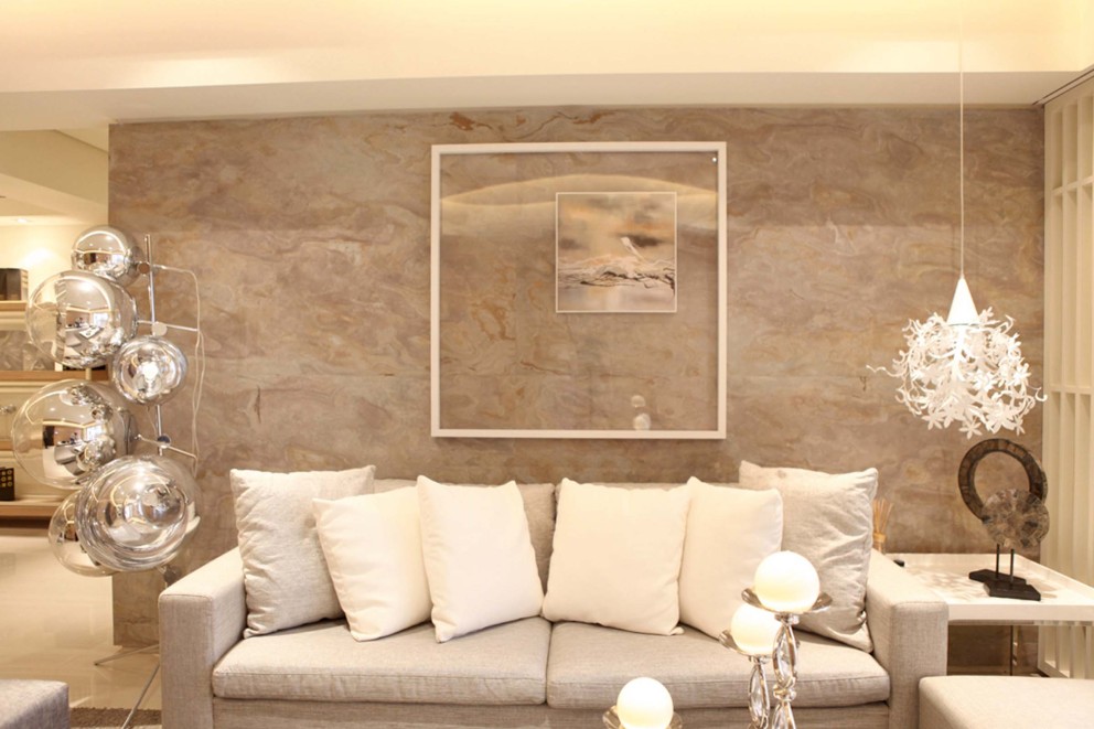 Wohnzimmer mit Sofa, Kissen, Lampe und Dekoration