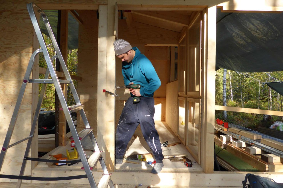 
				Jonas und Timm arbeiten mit Hochdruck an ihrem Holzhaus.

			