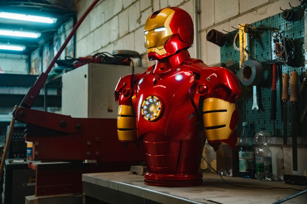 Büste des Superhelden „Iron Man“, gefertigt aus 13 Blechen vom Schrottplatz, steht auf einem Tisch in der Werkstatt.