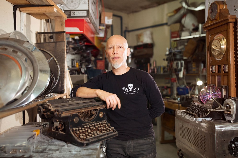 Georges Ayusawas Reich: ein Sammelsurium aus alten Schreibmaschinen, Uhren und Metallschrott. Georges Ayusawas Reich: ein Sammelsurium aus alten Schreibmaschinen, Uhren und Metallschrott.