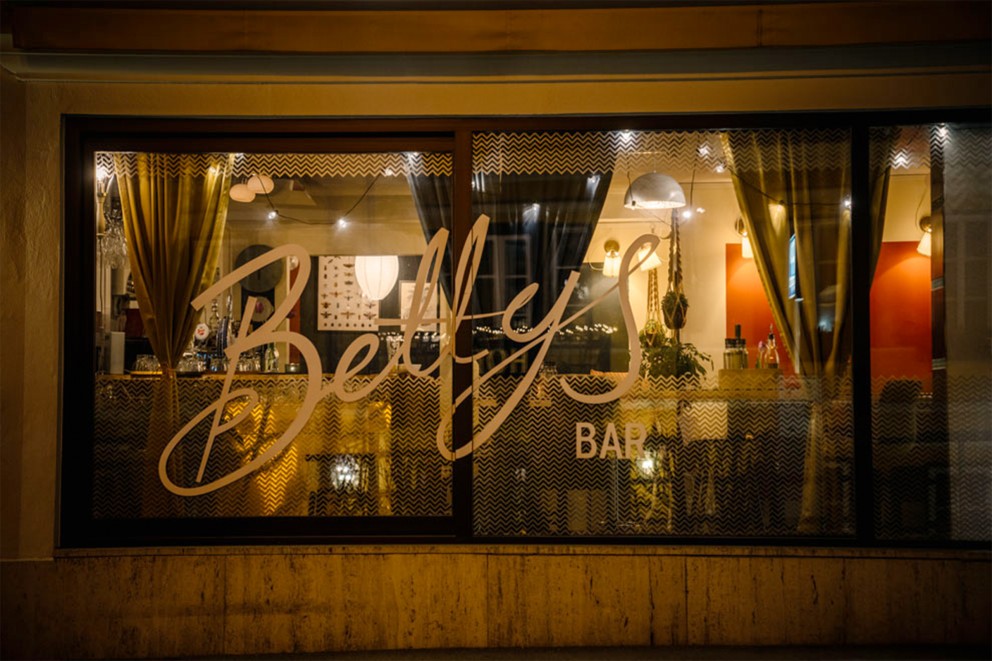 „Betty’s Bar“, das Restaurant im österreichischen Bad Gastein, das Anna Malin Hagen und Mark Hagen per Upcycling renoviert haben „Betty’s Bar“, das Restaurant im österreichischen Bad Gastein, das Anna Malin Hagen und Mark Hagen per Upcycling renoviert haben
