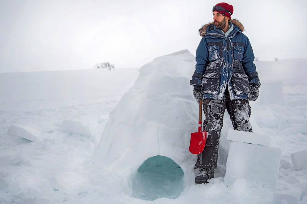 Sascha mit Schaufel vor dem fertigen Iglu in Schweden. Sascha mit Schaufel vor dem fertigen Iglu in Schweden.