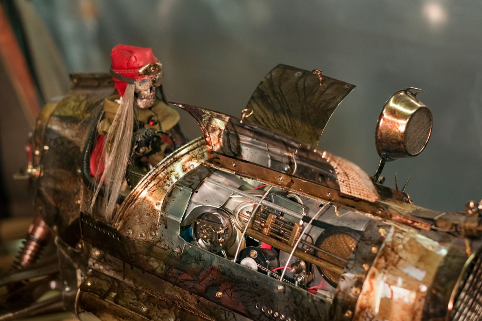 „Speed Devil“ „Isadora“ besteht aus einem Brotkasten aus Blech, einer Uhr und Kamerateilen, die auf den Rahmen eines ferngesteuerten Autos montiert sind. Der „Speed Devil“, gebaut von Steampunk Künstler Georges Ayusawa in einer Werkstatt in der Schweiz, ist zehn Kilo schwer, kann ferngesteuert werden und macht ordentlich Krach. „Speed Devil“ „Isadora“ besteht aus einem Brotkasten aus Blech, einer Uhr und Kamerateilen, die auf den Rahmen eines ferngesteuerten Autos montiert sind. Der „Speed Devil“, gebaut von Steampunk Künstler Georges Ayusawa in einer Werkstatt in der Schweiz, ist zehn Kilo schwer, kann ferngesteuert werden und macht ordentlich Krach.