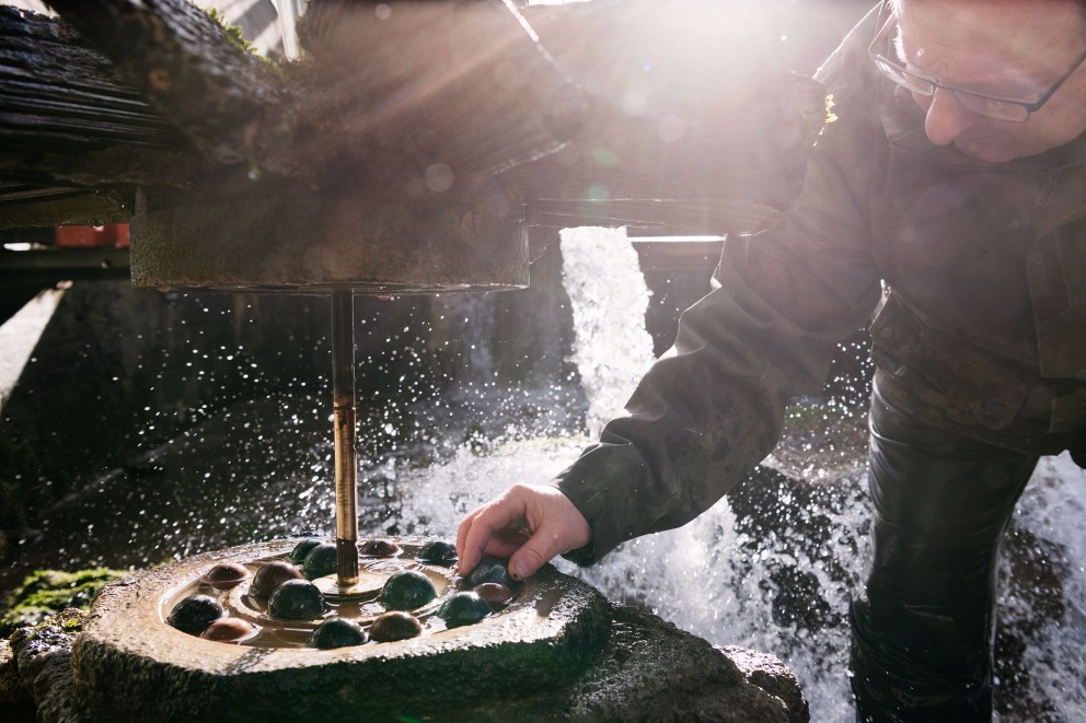 Mitten im Seebach ist Stefans Arbeitsplatz. Spritzendes Wasser, kühle Luft, frischer Wind: Nur selten nimmt er sich Zeit, die Magie dieses Ortes zu genießen. Mitten im Seebach ist Stefans Arbeitsplatz. Spritzendes Wasser, kühle Luft, frischer Wind: Nur selten nimmt er sich Zeit, die Magie dieses Ortes zu genießen.