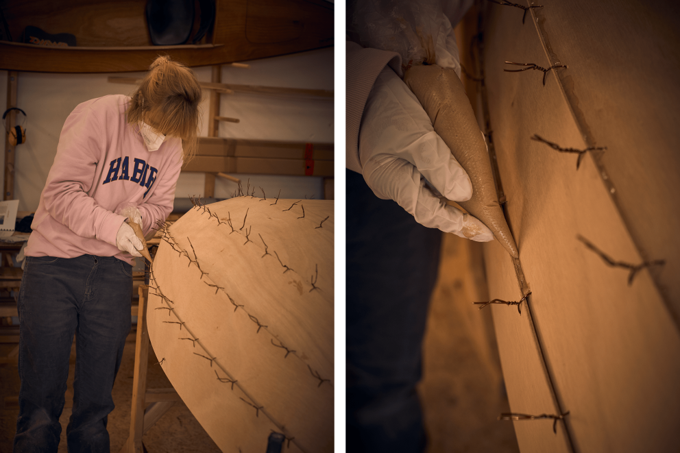 Bettina trägt nach dem „Stitchen“ der 250 Löcher die Spachtelmasse zwischen den Planken auf. Bettina trägt nach dem „Stitchen“ der 250 Löcher die Spachtelmasse zwischen den Planken auf.
