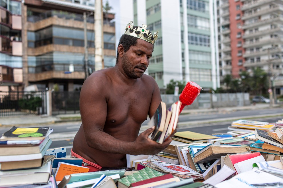 Der Brasilianer Márcio Mizael Matolas hat nach dem Bau seiner Sandburg am Strand von Rio de Janeiro ein neues Ziel: eine Open Air Bibliothek zu errichten Der Brasilianer Márcio Mizael Matolas hat nach dem Bau seiner Sandburg am Strand von Rio de Janeiro ein neues Ziel: eine Open Air Bibliothek zu errichten