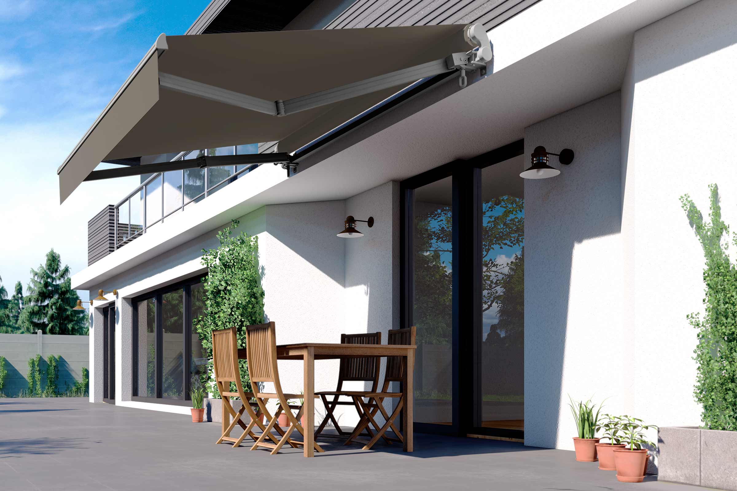 Terrasse mit Markise, Tisch und Stühlen vor einem Wohnhaus