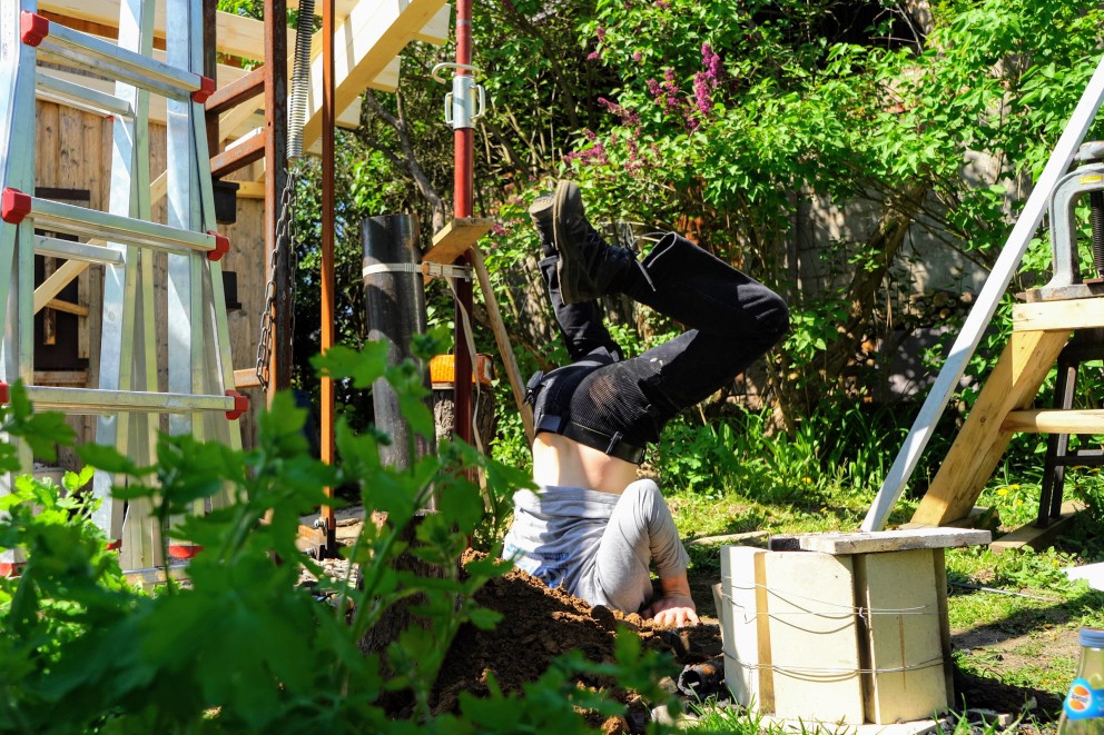 YouTuber Nerdytimber, im echten Leben Paul Robben, kopfüber im Garten YouTuber Nerdytimber, im echten Leben Paul Robben, kopfüber im Garten