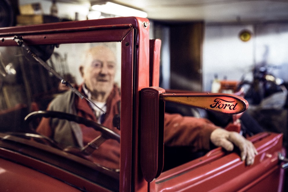 Manchmal setzt Olle Åhnström sich noch in den Ford Sedan Oldtimer. Dann startet er den Motor und erinnert sich an alte Zeiten. Manchmal setzt Olle Åhnström sich noch in den Ford Sedan Oldtimer. Dann startet er den Motor und erinnert sich an alte Zeiten.