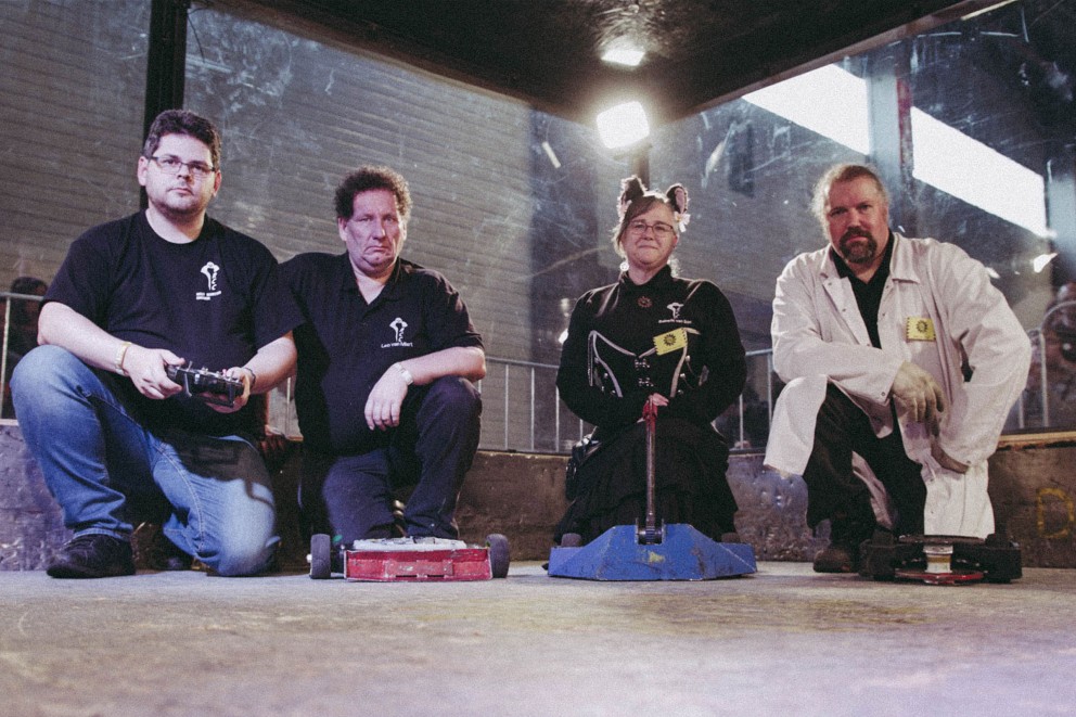 Leo van Miert, Mario de Jongh, Babeth van Son und Niels Schotten mit ihren Robotern bei Kampf der Roboter; Leo van Miert, Mario de Jongh, Babeth van Son und Niels Schotten mit ihren Robotern bei Kampf der Roboter;