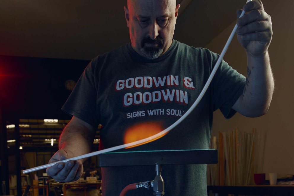 Der das Glas biegt: Bei Paul Charltons Job ist höchste Konzentration gefragt. In der Londoner Firma Goodwin & Goodwin stellt er Neon Logos und Schilder her. Der das Glas biegt: Bei Paul Charltons Job ist höchste Konzentration gefragt. In der Londoner Firma Goodwin & Goodwin stellt er Neon Logos und Schilder her.