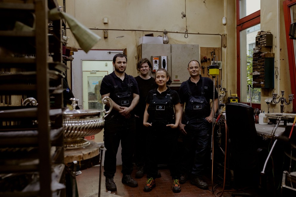 Das Werkstatt Team der Altonaer Silber Werkstatt: Fabian, Kristof, Maxi und Marcel (von links nach rechts, nicht im Bild: Martje). Das Werkstatt Team der Altonaer Silber Werkstatt: Fabian, Kristof, Maxi und Marcel (von links nach rechts, nicht im Bild: Martje).