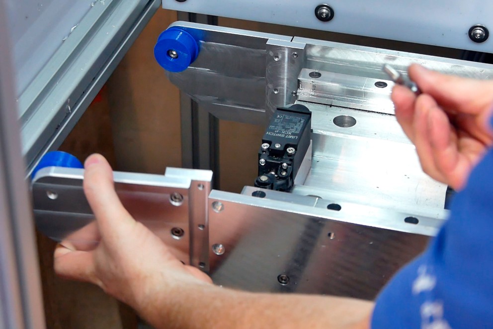 Zusammenbau einer selbst entworfenen und gebauten CNC Fräse Zusammenbau einer selbst entworfenen und gebauten CNC Fräse
