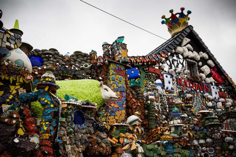 Die goldene Krone, aus deren Zacken bunte Narrengestalten wachsen, thront auf dem Dach des „Hundertwasser“ Schlosses Lilllliput. Die goldene Krone, aus deren Zacken bunte Narrengestalten wachsen, thront auf dem Dach des „Hundertwasser“ Schlosses Lilllliput.