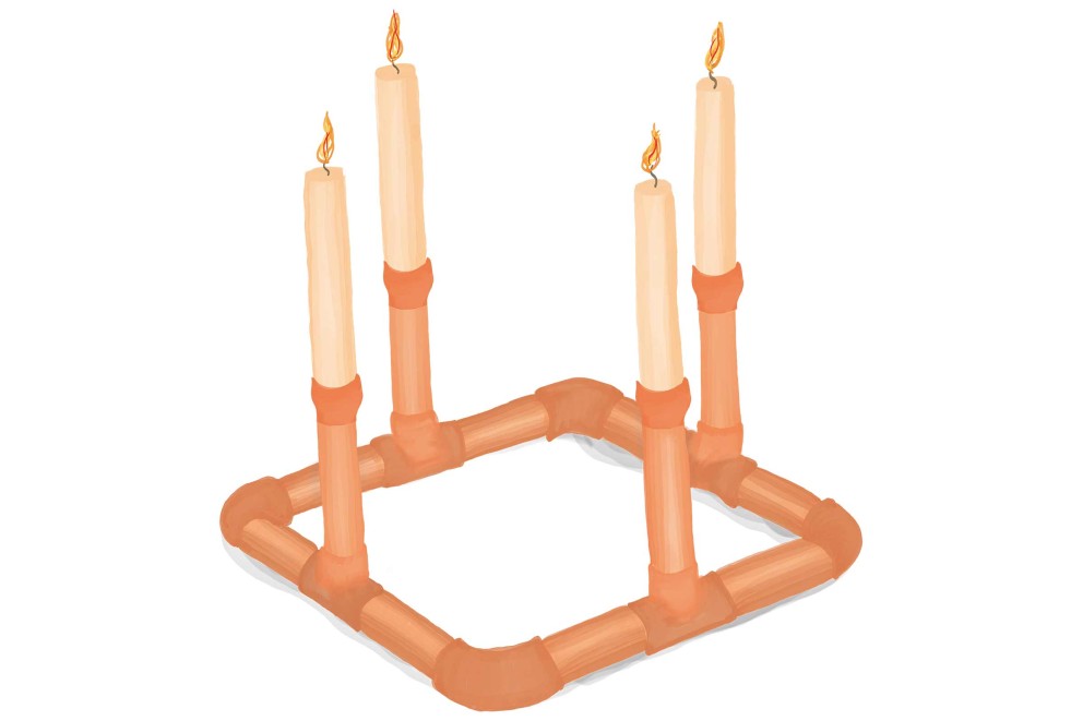 Adventskranz aus Kupferrohren mit vier brennenden Kerzen