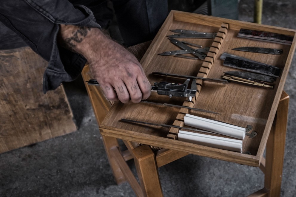 Messersammlung: Tablett mit verschiedenen Messermodellen. Messersammlung: Tablett mit verschiedenen Messermodellen.