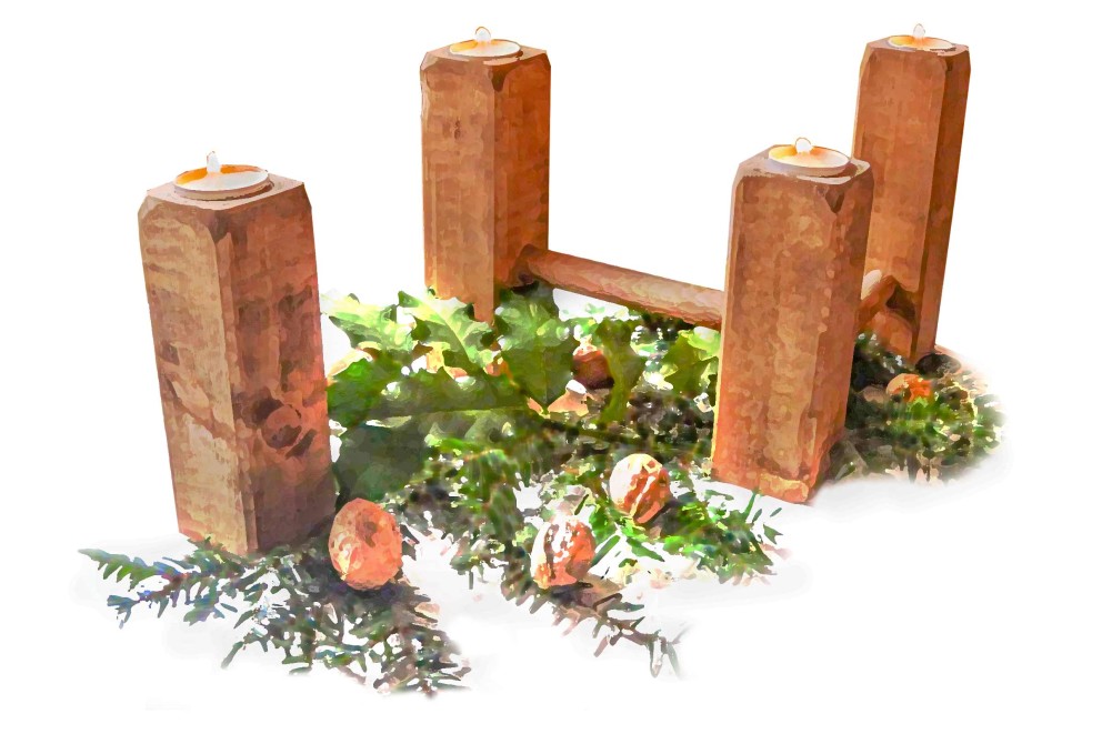 Adventskranz mit vier Kerzen und Tannengrün als Tischdekoration