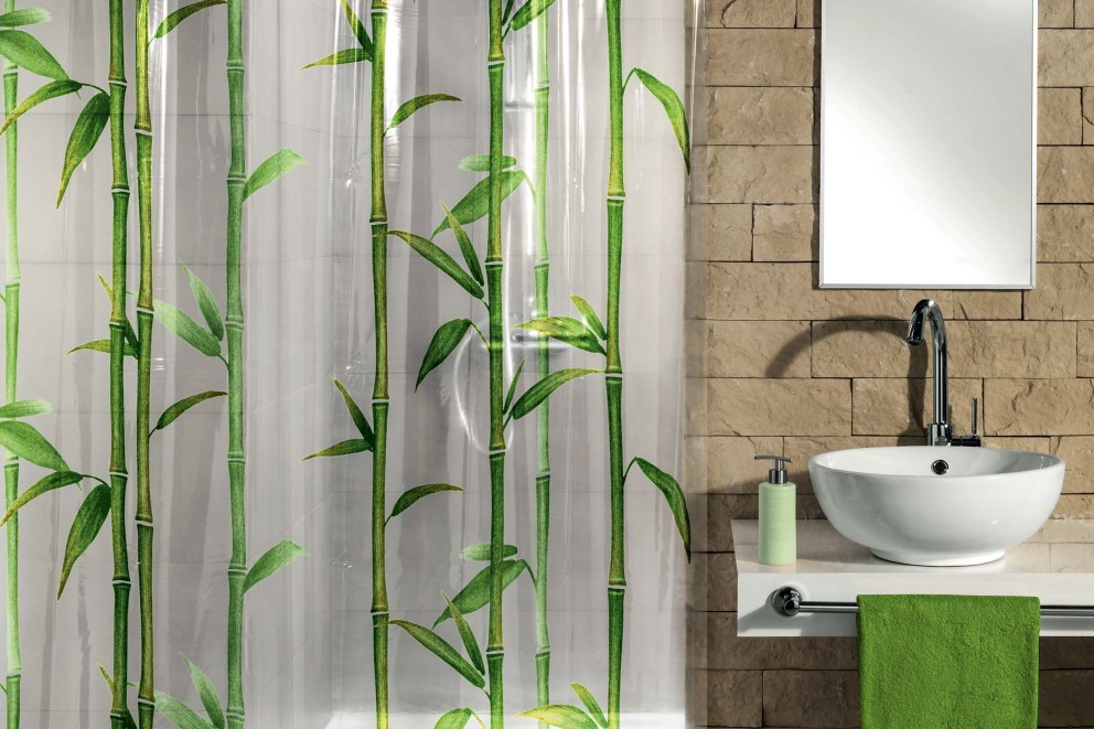 Badezimmer mit Waschbecken, Spiegel und Duschvorhang mit Bambusmuster