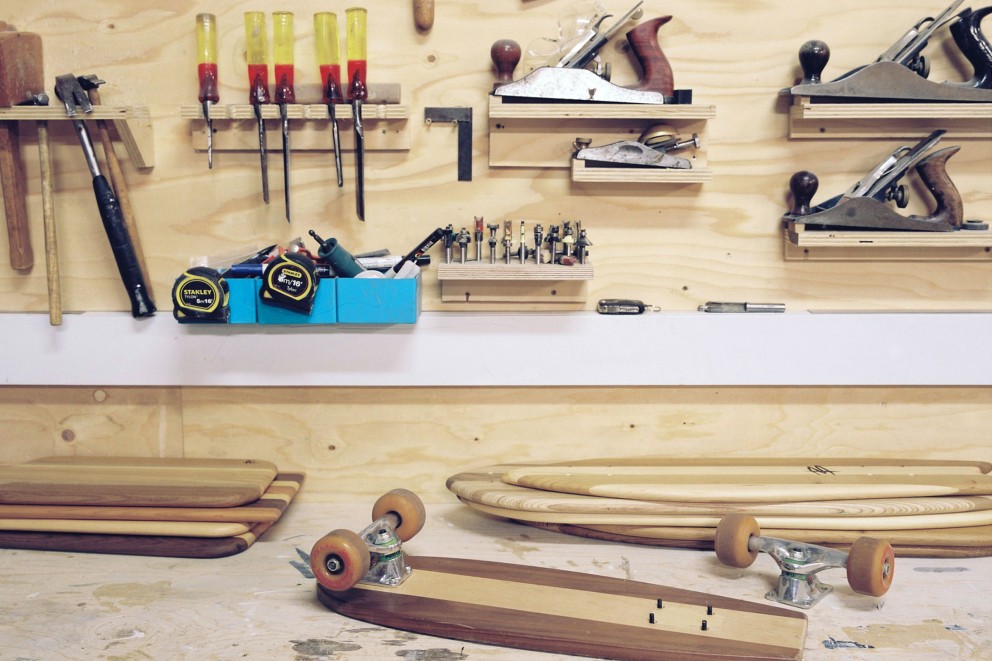 Von Holz zum Brett: Aus wenig Material und mit wenig Werkzeug entsteht ein Stück Freiheit auf Rollen. Von Holz zum Brett: Aus wenig Material und mit wenig Werkzeug entsteht ein Stück Freiheit auf Rollen.