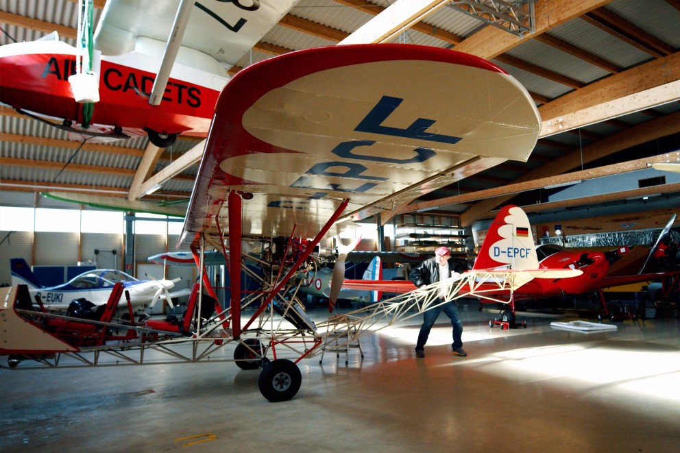 Carl Friedrich zieht sein fertiges Experimentalflugzeug im Hangar. Carl Friedrich zieht sein fertiges Experimentalflugzeug im Hangar.