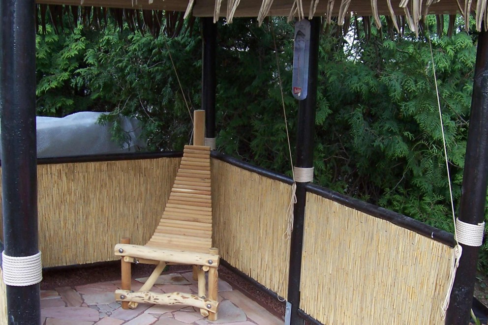 
				Alexander Wagners selbst gebaute Tiki Bar mit Materialien vom Baumarkt plus Palmenblätterdach.

			