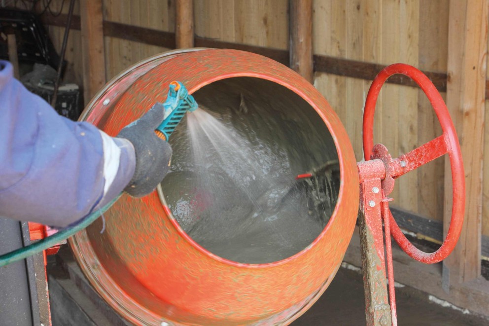 Betonmischer wird mit Wasser gereinigt