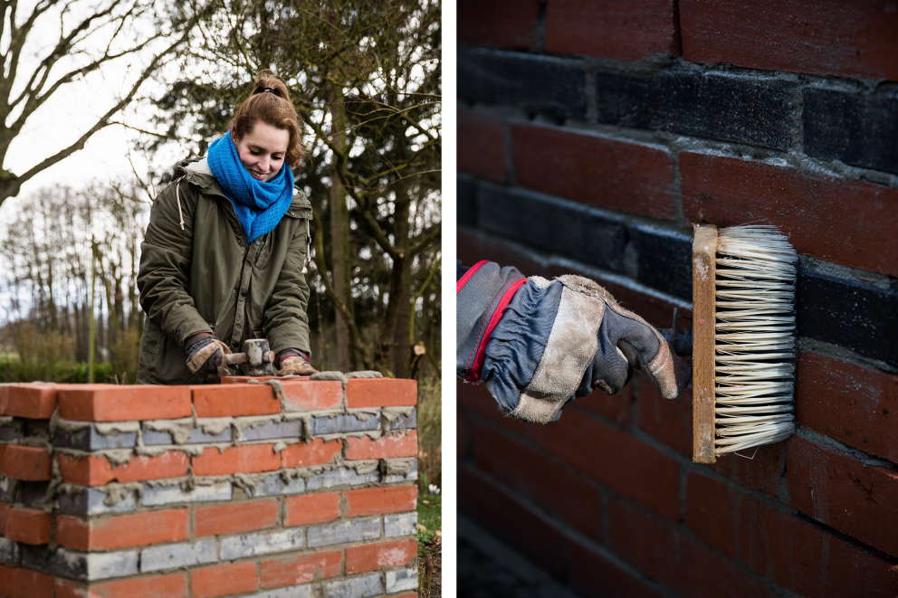 Autorin Esther Acason schlägt mit dem Mauerhammer die Klinkersteine ihres selbst gebauten Gartengrills eben und reinigt die Klinkersteine mithilfe eines feuchten Besens.