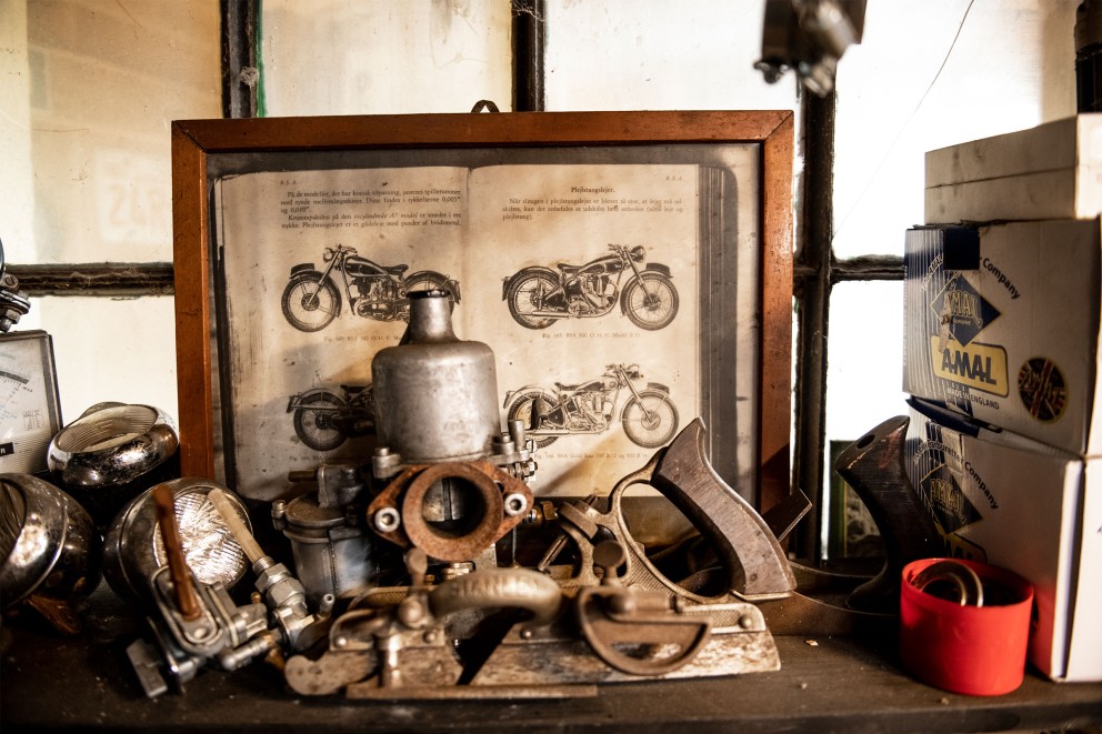 Ein Bilderrahmen mit Zeichnungen alter Motorräder. Ein Bilderrahmen mit Zeichnungen alter Motorräder.