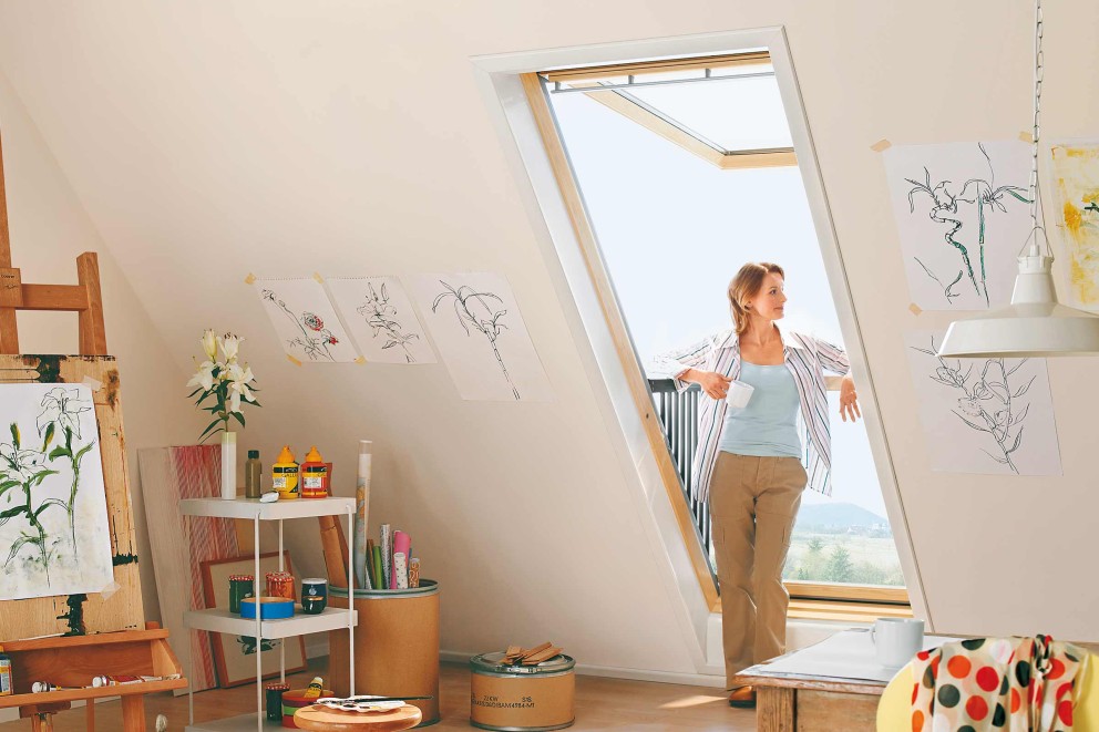 Helle Atelier Szene mit Dachfenster und Künstlerin