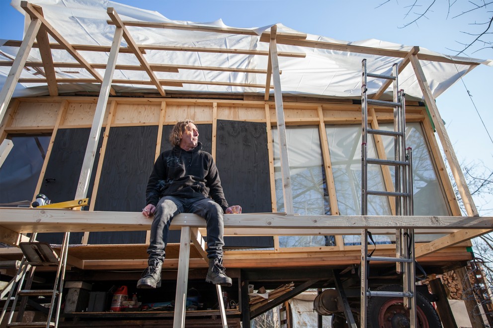 Klaus Madsen arbeitet gerade an Tiny House Nummer sieben. Was er danach tut? Wahrscheinlich weiterbauen. Klaus Madsen arbeitet gerade an Tiny House Nummer sieben. Was er danach tut? Wahrscheinlich weiterbauen.
